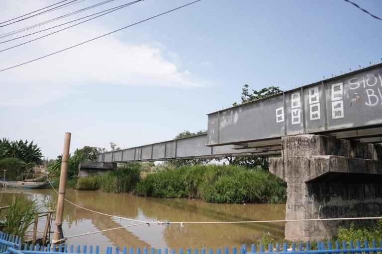 Kondisi jembatan penghubung Desa Muara dan Desa Tanjungtiga, Kecamatan Blanakan
