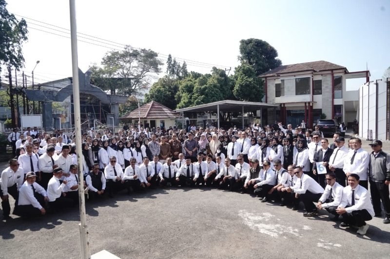 Bupati Garut Abdusy Syakur Amin melepas peserta Diklat Bakal Calon Kepala Sekolah 2026 di Kantor Dinas Pendidikan Kabupaten Garut.