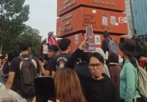 Gabungan mahasiswa dan warga berunjuk rasa di kawasan Simpang Lima Kota Bandung pada 20 Oktober 2026.