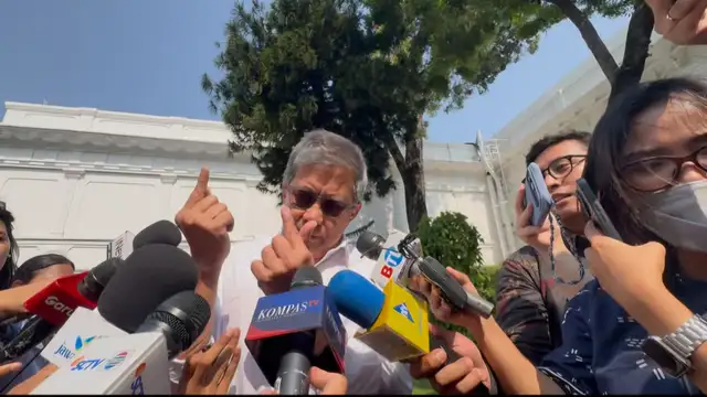 Rocky Gerung menghadiri Sidang Kabinet Paripurna di Istana Kepresidenan Jakarta pada 21 Oktober 2026.
