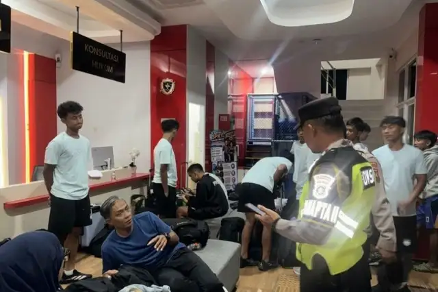 Bus tim Persib U-18 mengalami kerusakan akibat pelemparan batu di Rest Area KM 360B Batang.