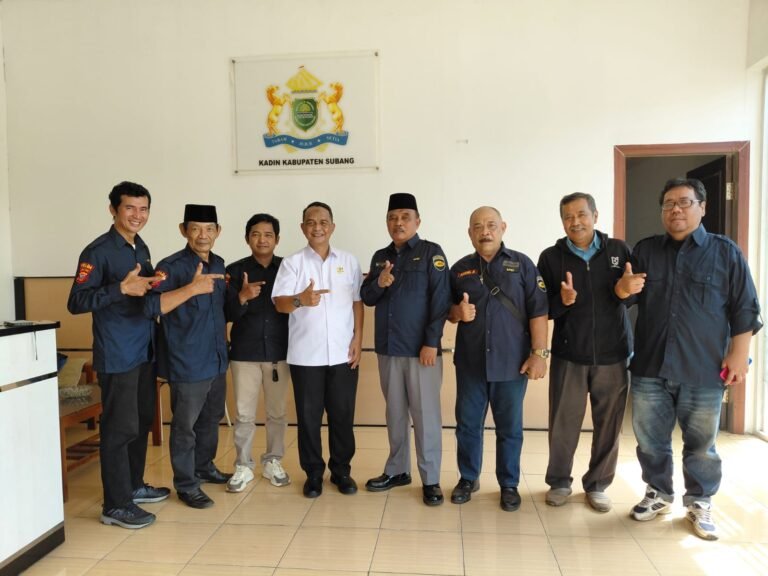 Jajaran pengurus DPC APSI Kabupaten Subang menjalin silaturahmi dengan Ketua KADIN Kabupaten Subang, Agus Prabanta, di Kantor KADIN Kabupaten Subang (foto: ryan/gugah)
