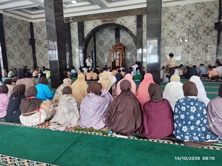 Aparatur pemerintah dan masyarakat mengikuti istighosah di Masjid Jihadul Hidayah, Kecamatan Cikajang, Kabupaten Garut.