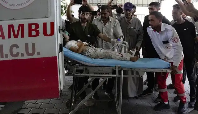 Anak-anak Palestina berada di kawasan pengungsian di Jalur Gaza di tengah krisis kemanusiaan.