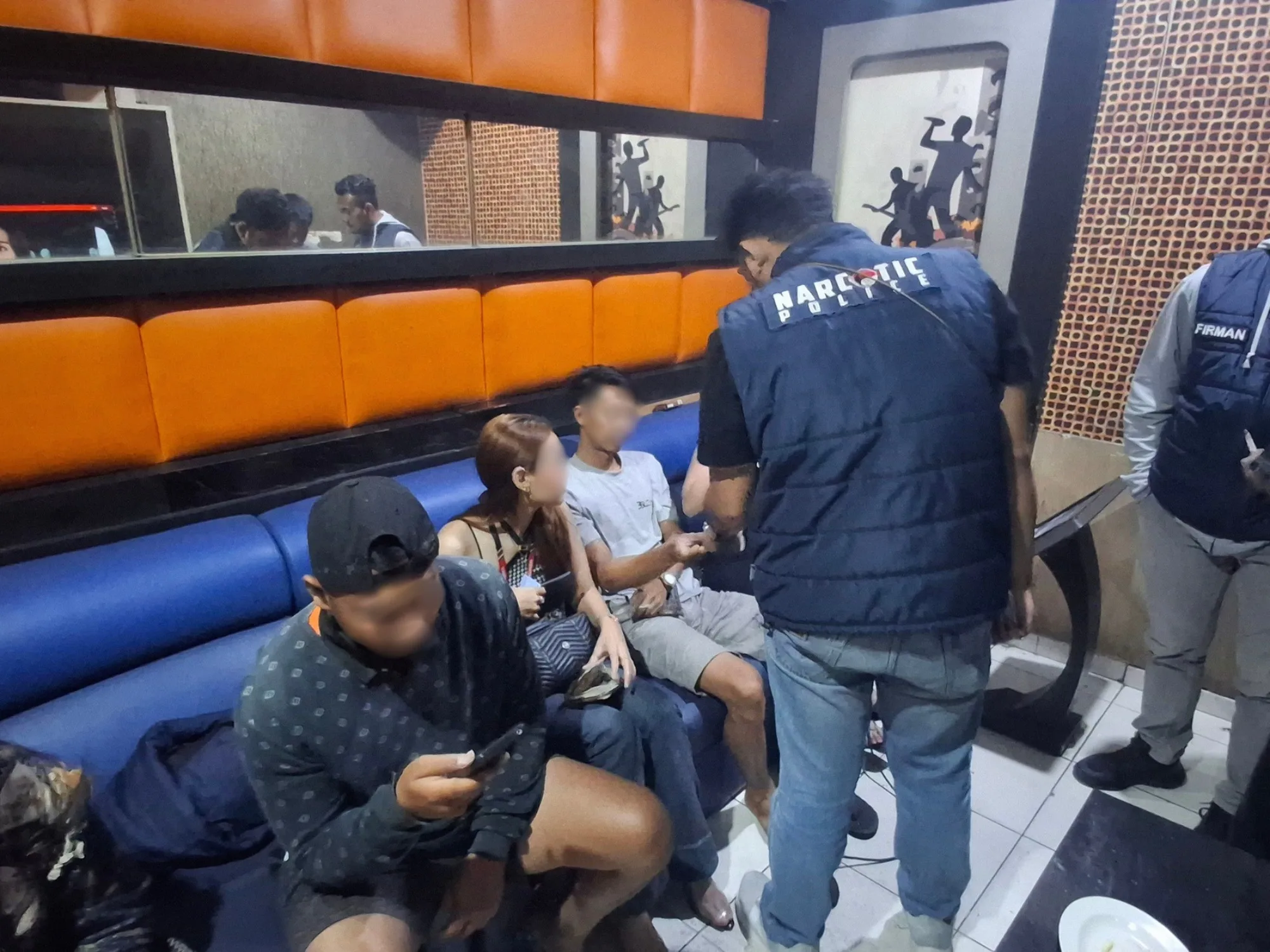 Petugas gabungan melakukan pemeriksaan dalam razia pencegahan narkoba di Kabupaten Garut.