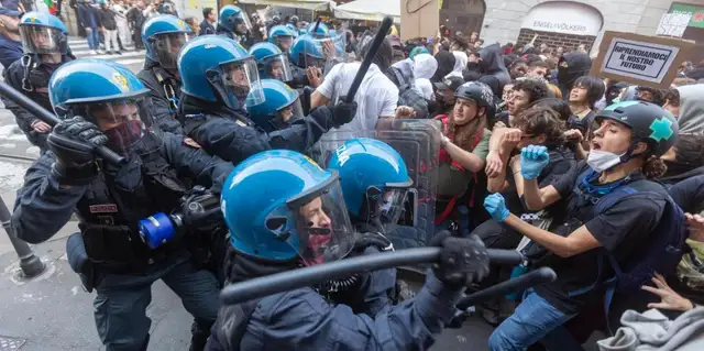 Petugas kepolisian berjaga di Piazza del Duomo, Milan, setelah demonstrasi berujung kerusuhan.
